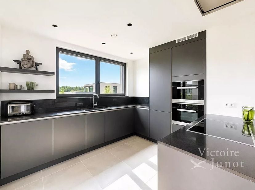Bien présenté par Yanis Morsa : 0487 71 46 10 / yanis.morsa@victoire.be<br />
Victoire Junot vous propose ce magnifique appartement 2 chambres de ±135