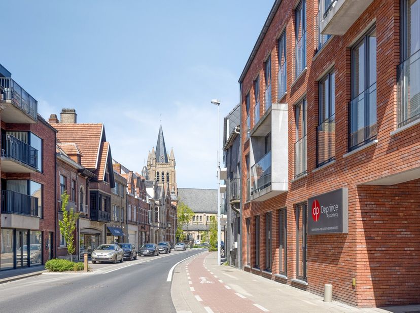 Op een uitstekende ligging, vlakbij het centrum van Staden en op wandelafstand van de markt, bevindt zich dit zeer recente en instapklare appartement.