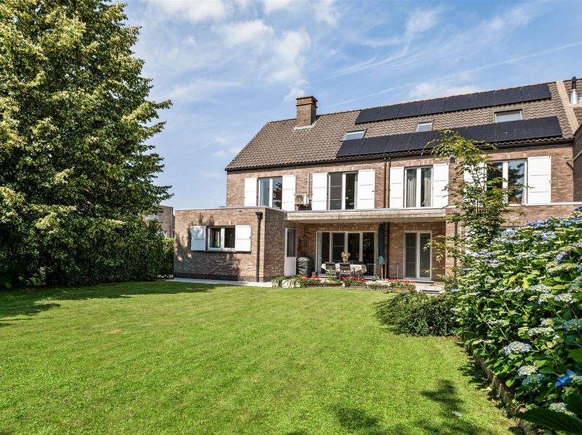 Maison spacieuse avec un espace séparé pouvant servir de cabinet ou de bureau<br />
<br />
Cette propriété polyvalente, composée d’une partie semi-o
