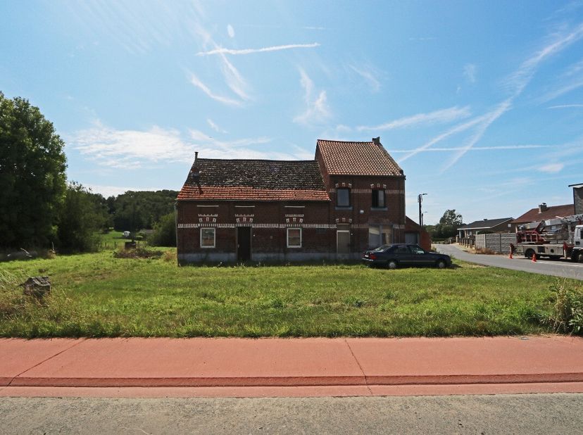 Projectgrond bestaande uit 2 woningen (elke met afzonderlijke kadastraal nummer)Extra troeven:Goede verbinding met openbaar vervoer .Nabij de dorpsker