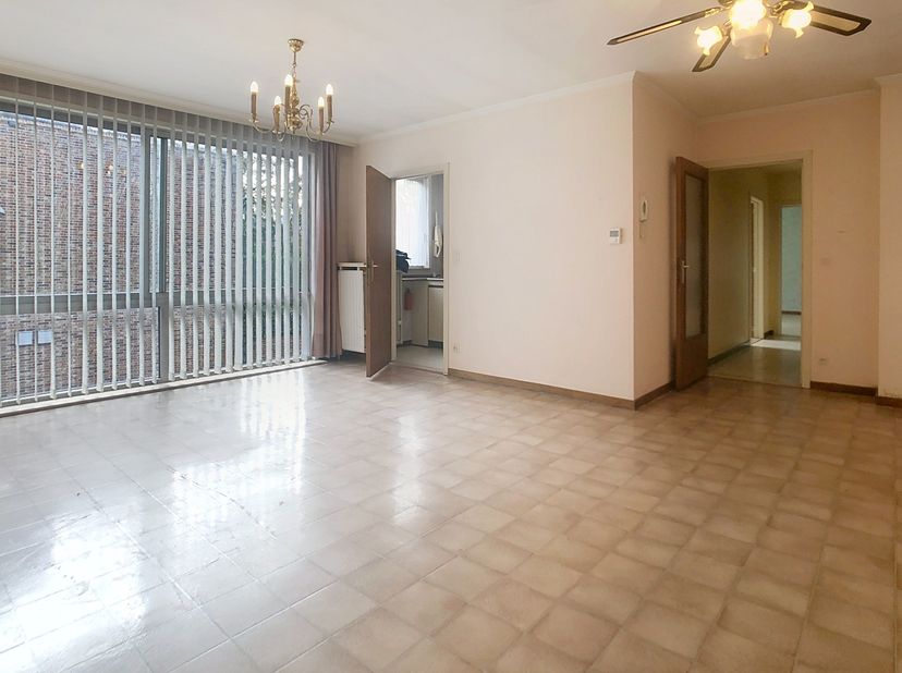 Op wandelafstand van alle winkels, openbaar vervoer, en het mooie St. Amandsplein, bevindt zich dit lichtrijke appartement met 3 slaapkamers. <br />
D