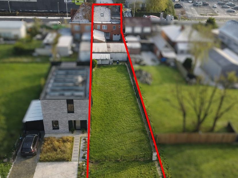 ette spacieuse maison est située sur la Gentseweg à Sint-Eloois-Vijve. Devant la porte, vous trouverez plusieurs places de parking et il y a une sorti