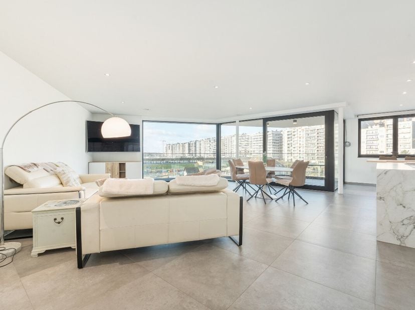 [[ DIT PAND NEEMT DEEL AAN DE ERA OPEN HUIZEN DAG OP 13/6 VAN 16:00 TOT 17:00 ]] Blankenberge: Luxe-appartement (128m²) met prachtig zicht en zonneter