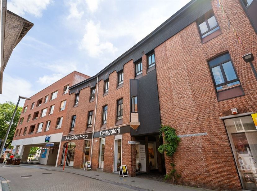 Ruim appartement met 2 slaapkamers, 2 terrassen en optionele garage<br />
Dit ruime appartement met 2 slaapkamers is gelegen op een centrale locatie i
