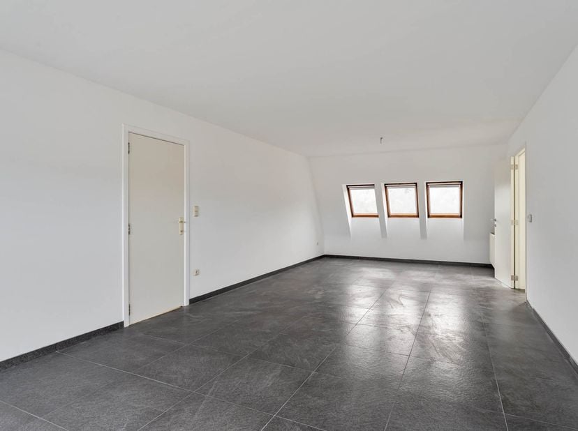 Dit gezellige appartement is gelegen in de Abdijstraat, vlakbij de Grote Markt van Sint-Truiden. Scholen, winkels en openbaar vervoer zijn allemaal be