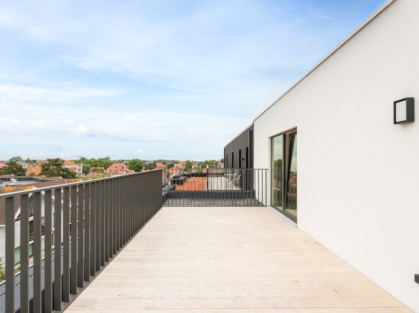 Koksijde: Luxueus nieuwbouw penthouse met ruime terrassen vlak bij het centrum! Opgeleverd &amp; onmiddeliujk beschikbaar! Aankoop onder 6% BTW mogelijk !