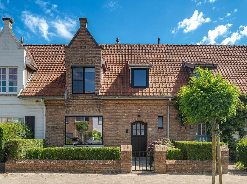 Stijlvol gerenoveerde woning met zuidgerichte tuin, rustig gelegen in het Oude Knokke, op wandelafstand van de winkels en de Groentenmarkt. Indeling: