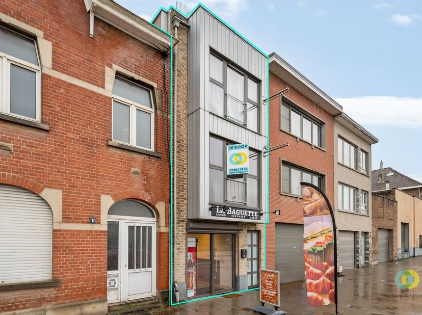 **OPTIE**Op een strategische ligging langs een belangrijke invalsweg in Vilvoorde bevindt zich dit recent handelshuis, bestaande uit een commerciële r