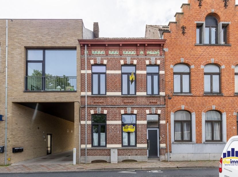 Op een uitstekende locatie vlakbij het Stadhuis van Izegem en het station bevindt zich deze stijlvolle herenwoning die momenteel een totaalrenovatie o