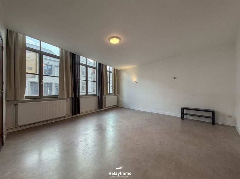 Mooi appartement met 2 slaapkamers, gelegen vlakbij de Saint-Brice-kerk <br />
<br />
Indeling: <br />
Entreehal, apart toilet, twee slaapkamers, waar