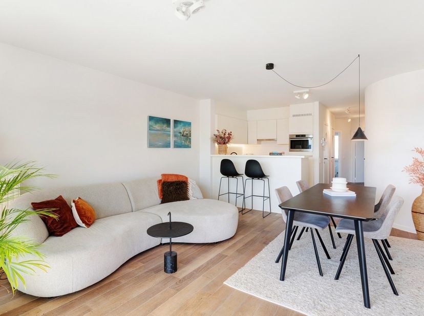 Fantastisch gelegen appartement met een panoramisch open zicht over de jachthaven en de aangemeerde zeilboten van Zeebrugge. Zonder twijfel één van de