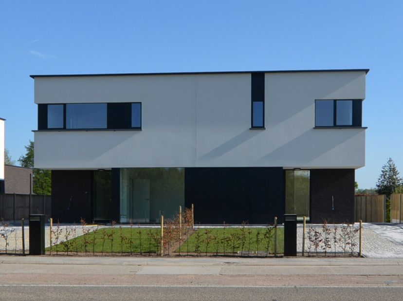 OMSCHRIJVING WONING:<br />
- GELIJKVLOERS: Inkomhal met gastentoilet, vestiairenis en trap naar de verdieping, bureau-ruimte (3,44 x 2,96 m), woonkame