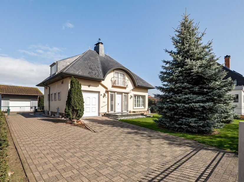 Charmant bâtiment ouvert sur 873 m²<br />
Situation<br />
Ce charmant immeuble ouvert est situé dans un quartier résidentiel calme et agréable, facile