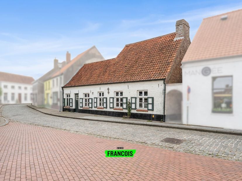 Deze gezellige woning wordt gekenmerkt door haar warme, rustieke uitstraling en authentieke elementen die doorheen de volledige woning terug te vinden