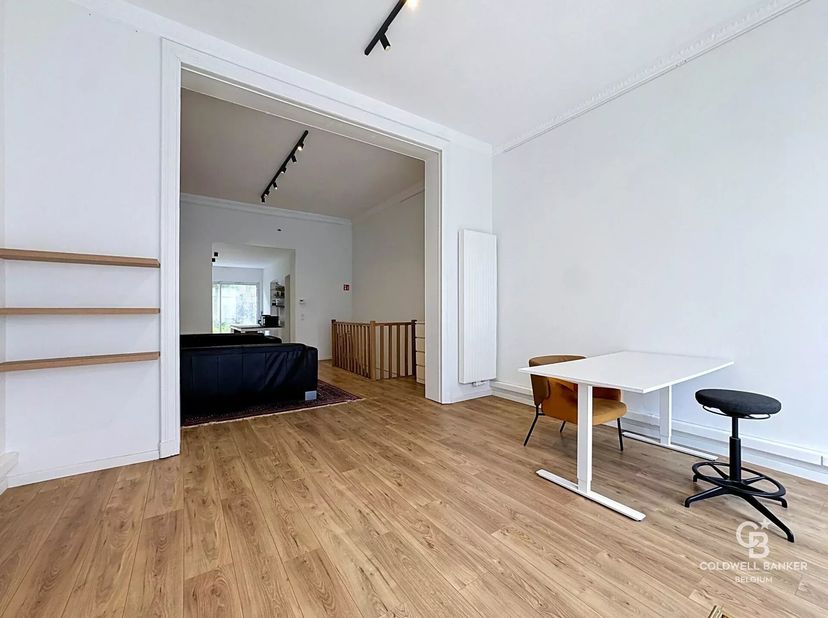 Bureau semi meublé situé au rez-de-chaussée dans une maison de style Bruxellois. La surface totale est de 130m² et et est composée comme suit:<br />
A
