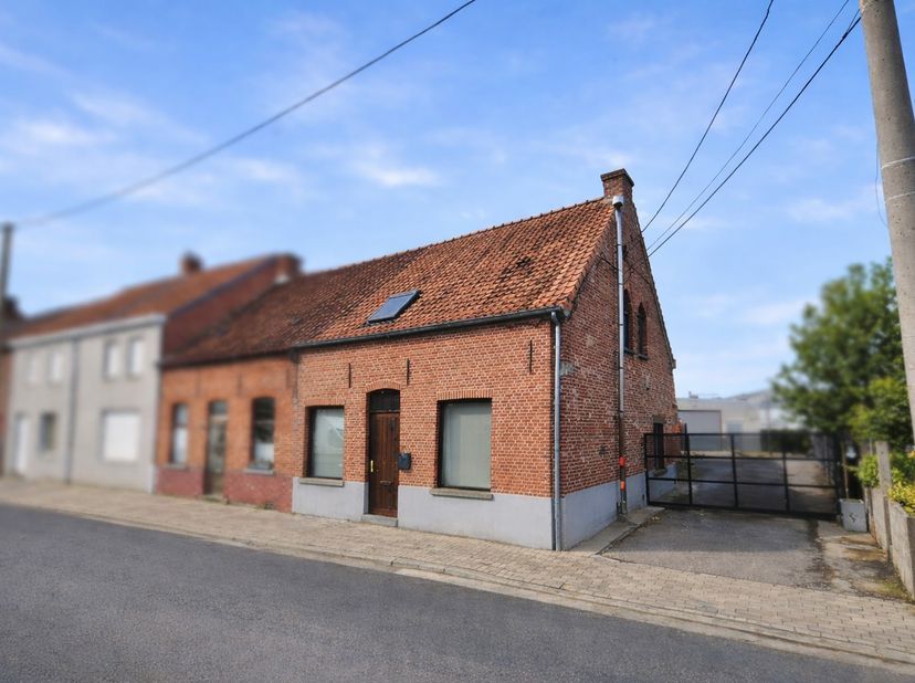 Deze halfopen woning combineert comfortabel wonen met extra werk- of opslagruimte dankzij het ruime magazijn van ca. 100m². Ideaal voor zelfstandigen,