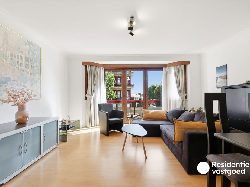 Ontdek dit aangename 2-slaapkamerappartement in het centrum van Wenduine, op wandelafstand van winkels, horeca, het strand en de zeedijk. Bij het binn