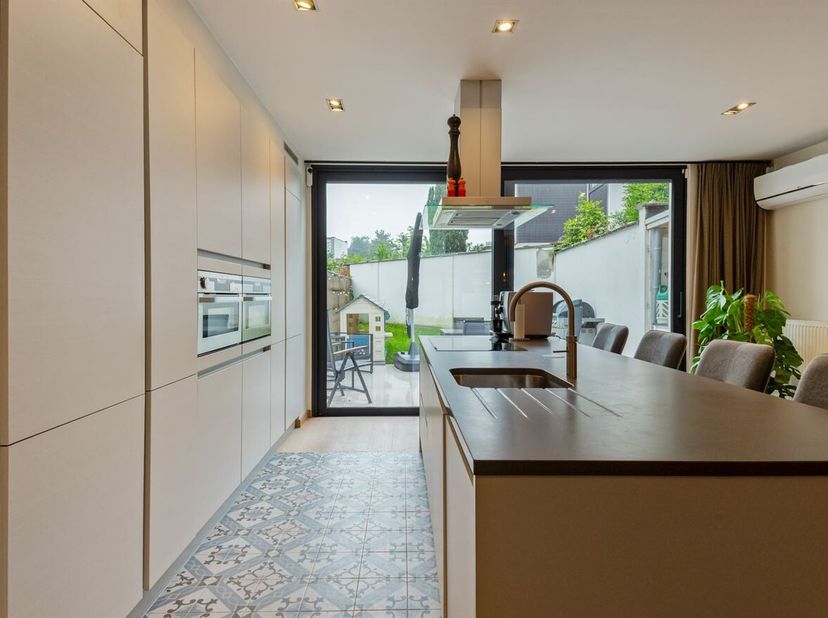 Ligging: <br />
Deze karaktervolle woning bevindt zich in de Knyffstraat in Deurne-Zuid. Hier woon je in de nabijheid van scholen, winkels en openbaar