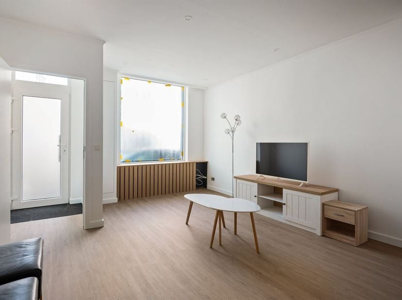 Gerenoveerde gezinswoning met 3 slaapkamers<br />
Gelijkvloers<br />
Via de inkomhal betreedt u de woning, die toegang biedt tot de leefruimte. Deze a