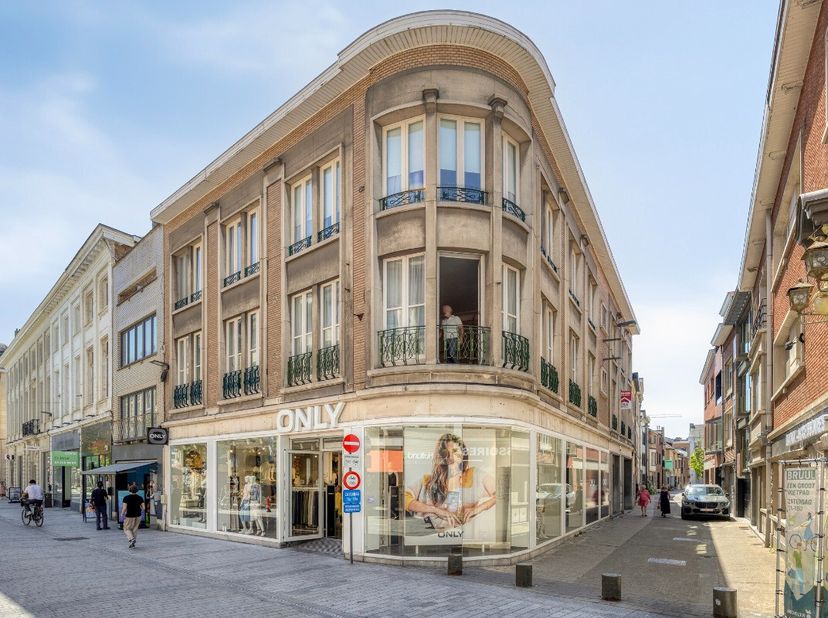 Te koop: te renoveren appartement in het hart van Mechelen, gelegen aan de Bruul, op wandelafstand van winkels, scholen en openbaar vervoer. Dit appar