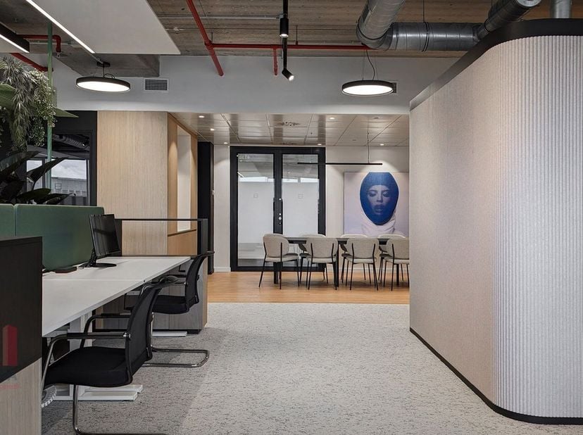 Le bureau moderne de 193 m² au cinquième étage est situé dans un emplacement d’affaires de premier ordre, entouré de verdure, au pied de l’Atomium, av