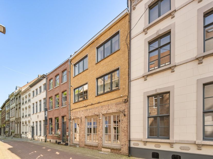 Dit comfortabel duplex-appartement is gelegen op de 3de en 4de verdieping van een kleinschalige residentie op een steenworp van historische markt en p