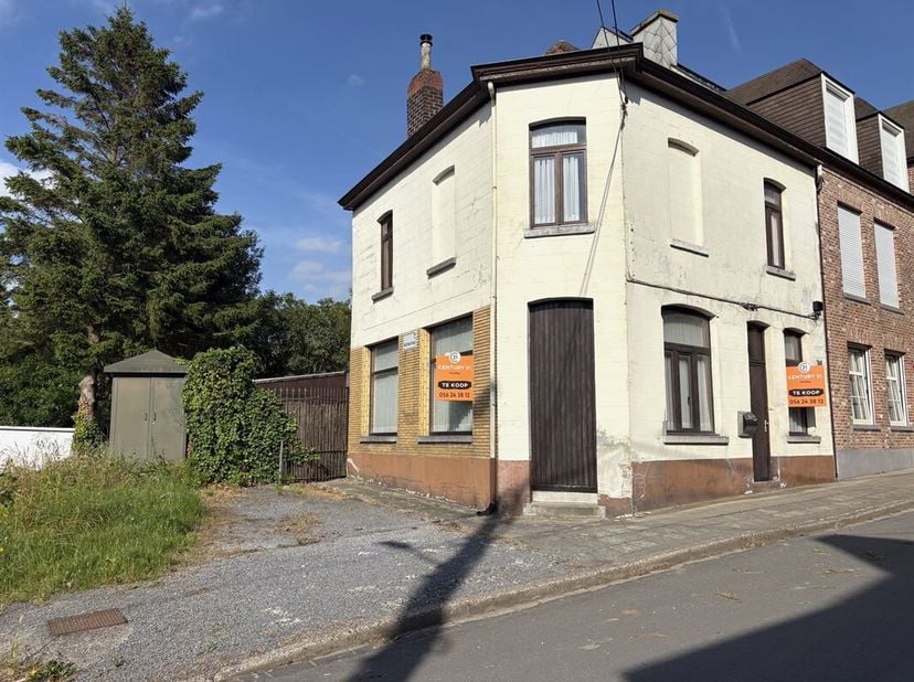 VERBOUWPROJECT OP EEN BIJZONDERE LOCATIE<br />
Deze half open woning kijkt nu uit naar een grondige aanpak.<br />
Mooie ruimtes bieden tal van mogelij