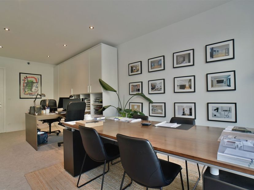 Espace commercial au rez-de-chaussée dans un emplacement de choix !<br />
<br />
Disponible immédiatement.<br />
<br />
Juste à l'extérieur du pet