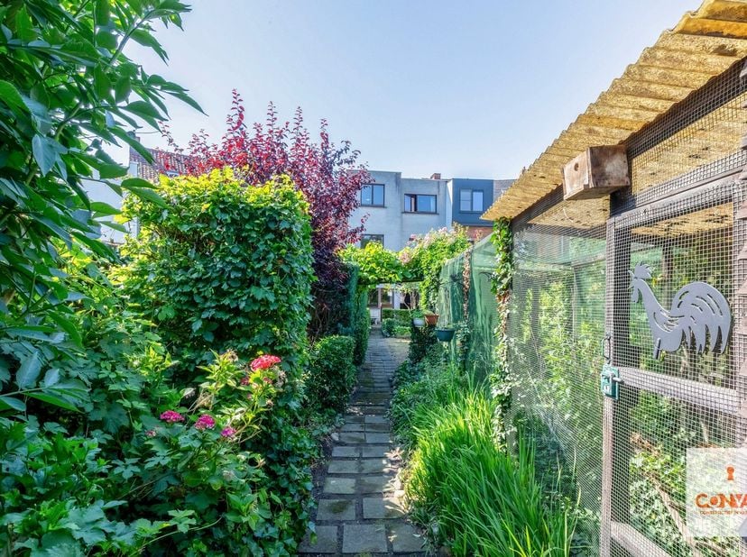 Deze woning is uitstekend gelegen tussen het station Gent-Sint-Pieters en het UZ Gent. Lokale handelaars, scholen en op- en afritten bevinden zich nab