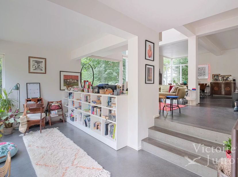 Victoire Junot stelt u deze opmerkelijke, door architect Marc Corbiau ontworpen loftwoning met drie gevels voor. De woning biedt een totale bruto-oppe