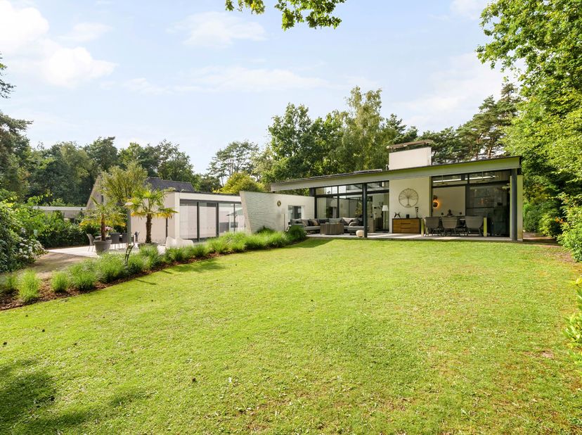 Op een absolute toplocatie in het groene Poppel, verscholen in een rustige residentiële omgeving en grenzend aan de natuur, bevindt zich deze uitzonde