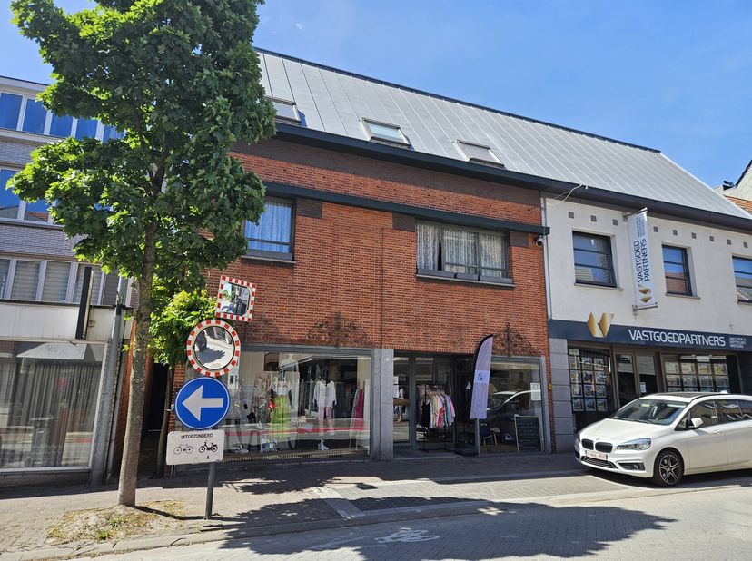 Dit aantrekkelijk handelspand, gelegen in het bruisende centrum van Beerse, beschikt over een etalage die veel zichtbaarheid biedt. Voor klanten is er