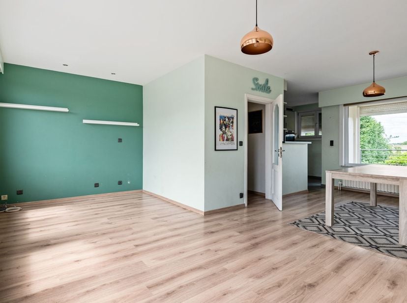 Bel-etage met terras en ruime garage<br />
<br />
Ontdek deze opgefriste bel-etage met riant terras en mooie tuin!<br />
<br />
Ligging: <br />
W