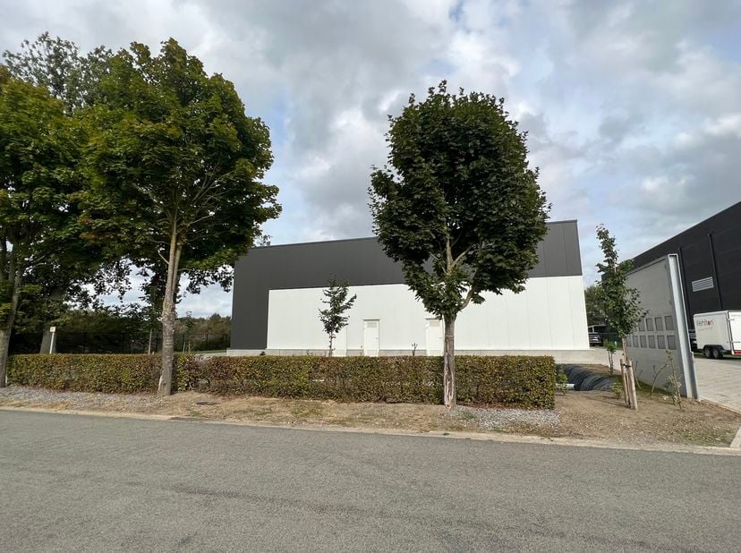 BEDRIJFSUNIT (UNIT 5) VAN 150M² IN NIEUW BEDRIJVENPARK DE SCHOOR TE MAASEIK. <br />
Deze bedrijfsunit is gelegen op het industrieterrein "Jagersborg"