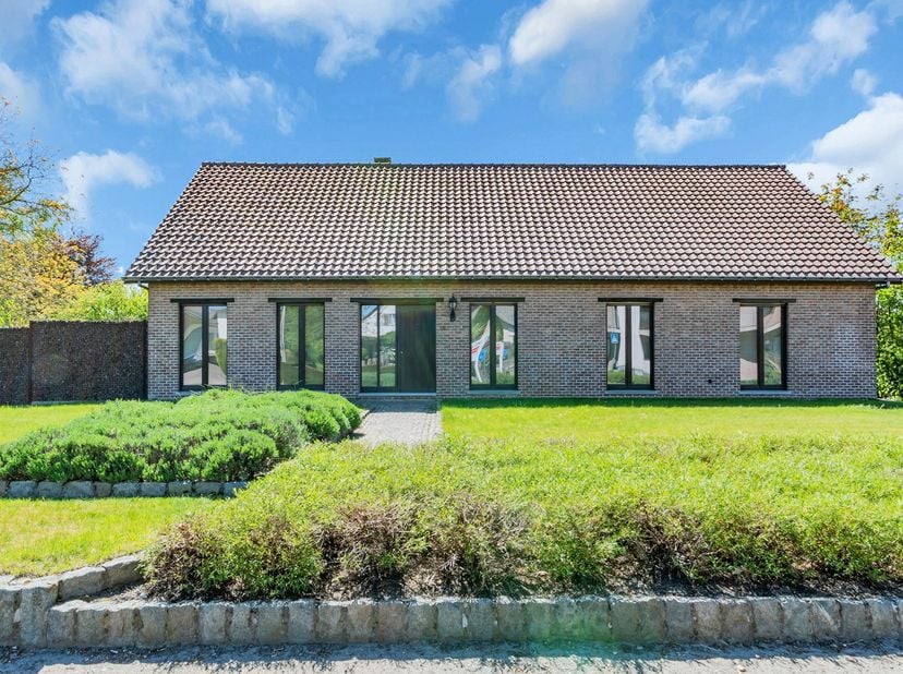 Karaktervolle open bebouwing met 5 slaapkamers, polyvalente hobbyruimte en bijgebouw op prachtig perceel van 1.775 m² in Veerle-Laakdal<br />
Langs de