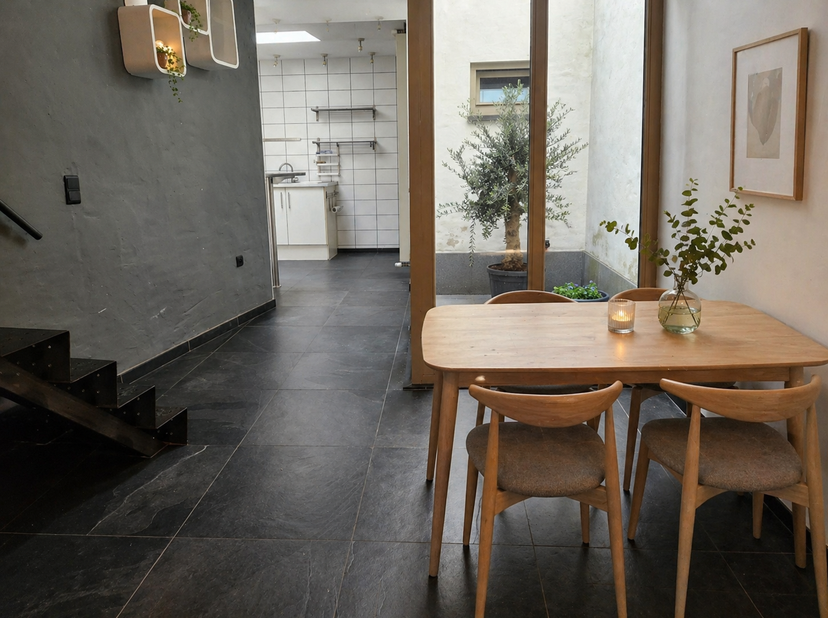 Deze toffe woning is gelegen in een rustig straatje in de mooie binnenstad van Mechelen. Tussen de Hoogstraat en de O.L.V Kerk en (goed nieuws) er zij
