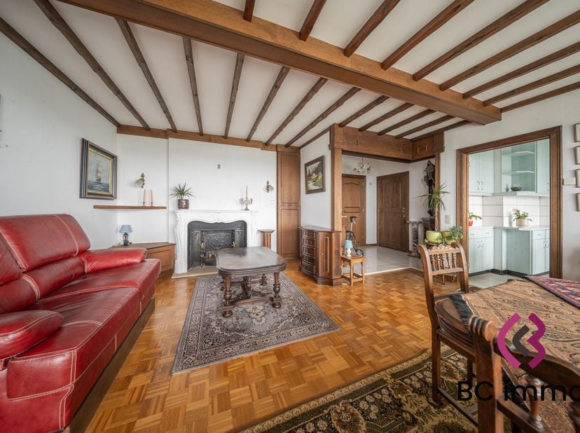 Dit appartement van 92 m² (volgens EPC), gelegen op de 20ste en hoogste verdieping geniet u hier elke dag van een adembenemend uitzicht over Genk.<br