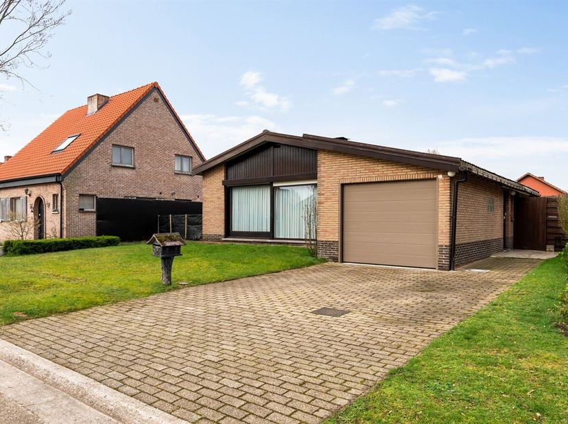 In de "schrijverswijk" van Beerse, bieden wij u aan, een laagbouwwoning in houtskeletbouw op een kavel van ca 525  m² grond. <br />
Een rustige en kin