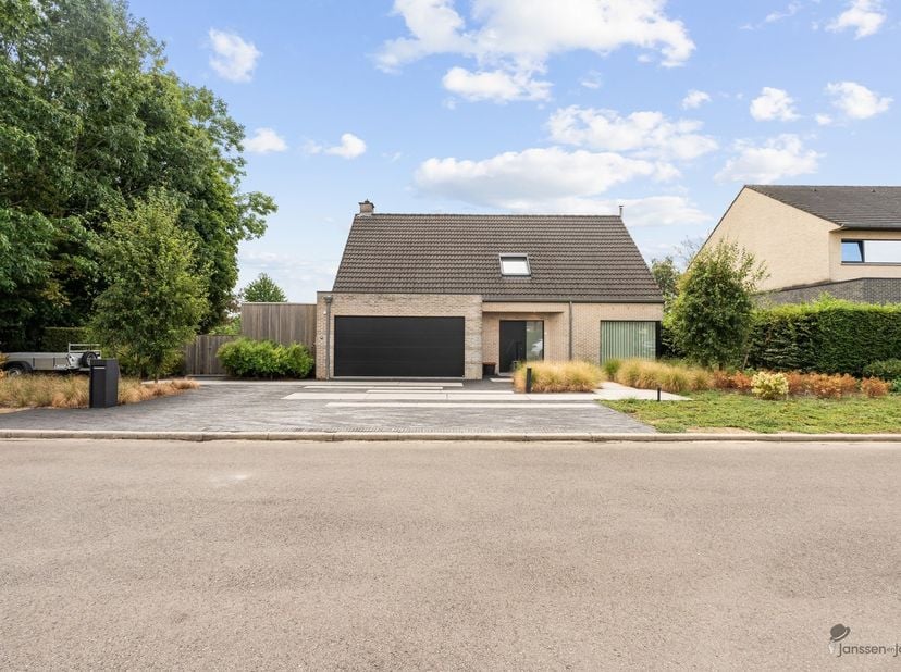 Maison prête à emménager et récemment rénovée, comprenant 4 pièces spacieuses, un jardin exposé sud et un certificat de performance énergétique de cla