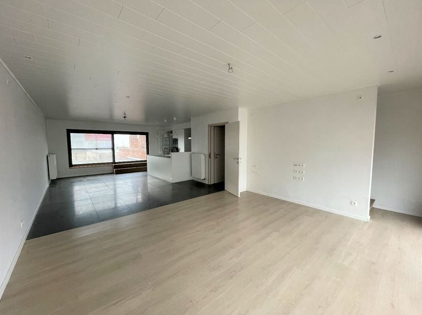 Deze strategisch gelegen woning pal in het centrum van Tielt bestaat uit:  inkomhal - toilet - technische ruimte - living - keuken - berging - terras