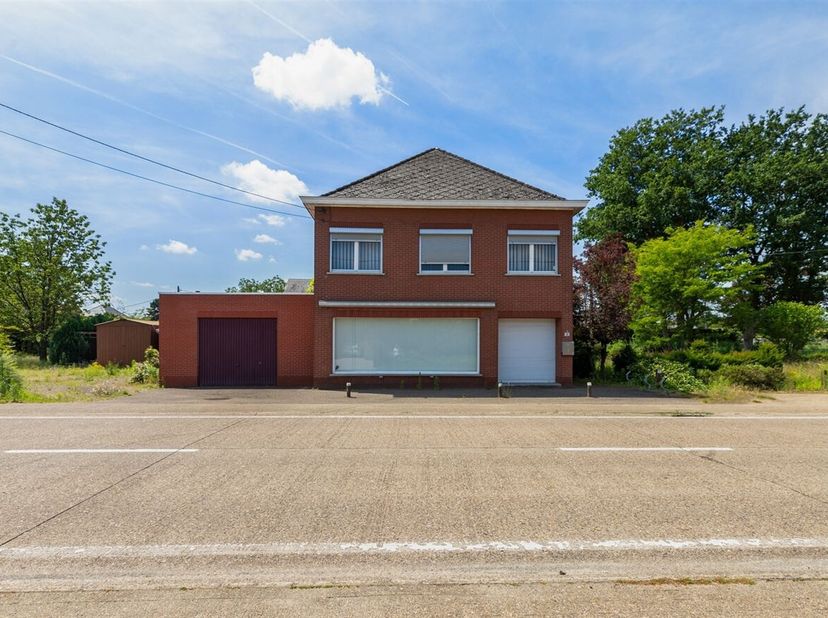 Te renoveren handelshuis op circa 1625m².<br />
Op het gelijkvloers vinden we de vroegere handelsruimte terug met groot etalageraam voor aan het straa