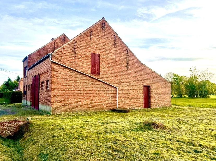 Karaktervolle eigendom met eindeloze mogelijkheden op toplocatie!<br />
<br />
Droomproject op een uitstekende zichtlocatie , een authentieke karakter