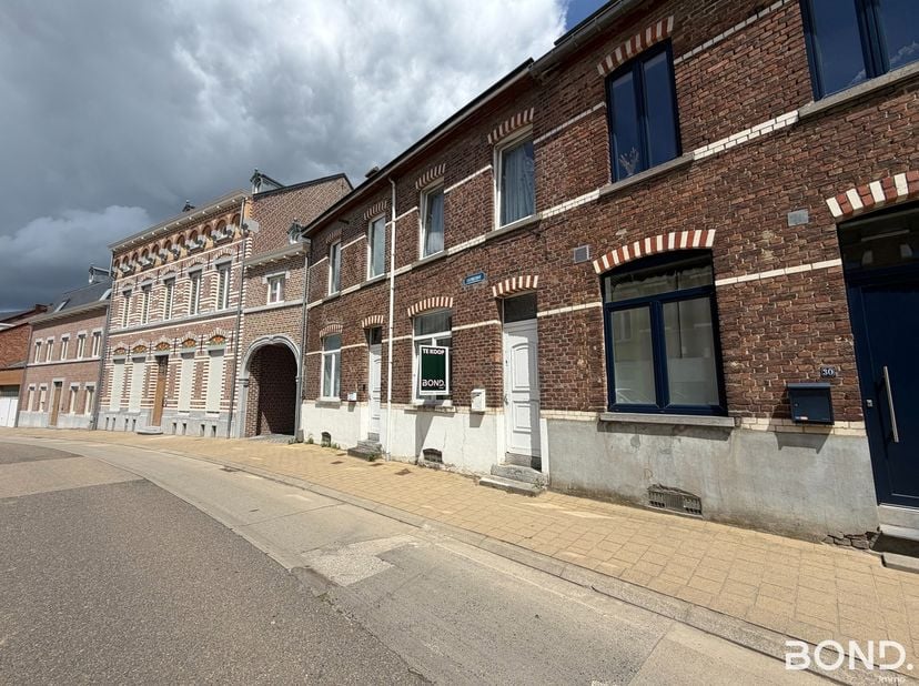 Charmante woning met ruime tuin, vijver en veel potentieel in Hoegaarden!<br />
Bent u op zoek naar een woning die u volledig naar eigen smaak kunt re