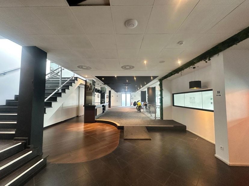 À un emplacement exceptionnel et extrêmement visible au sein de l’Aéroport d’Anvers, nous proposons l’ancien restaurant Bel-Air : un vaste espace hore