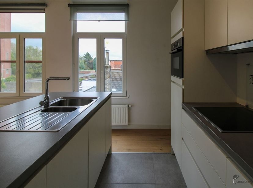 In dit mooi, instapklaar, vernieuwd duplex appartement kan u zeker gezellig wonen. Gelegen op wandelafstand van alle faciliteiten. Zeker een bezoek wa