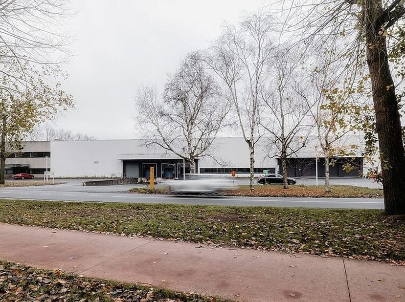 8.691m² magazijn met 3 laadkades met dockleveller (uitbreidbaar met 3.200m² kantoren)<br />
Ligging: in industriezone Mechelen-Noord op een strategisc