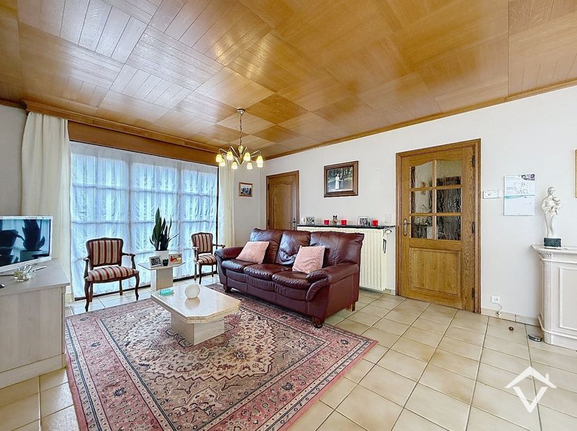 Deze alleenstaande woning is gelegen in een rustige woonwijk kortbij het centrum van Roeselare, de E403 en vele andere faciliteiten. Dit in één doodlo