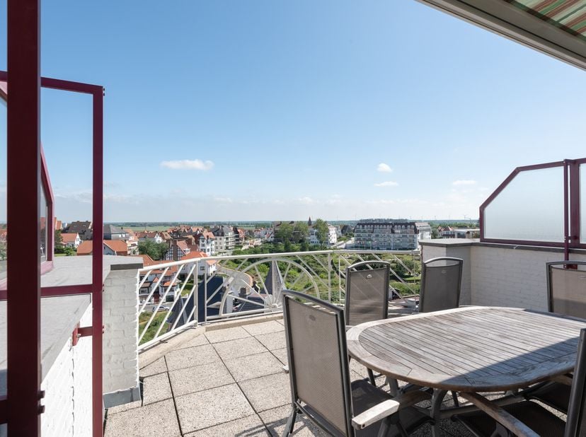 Op een gegeerde locatie in Duinbergen, op slechts enkele passen van het strand en de Royal Belgian Sailing Club, bevindt zich dit verrassend ruime dup