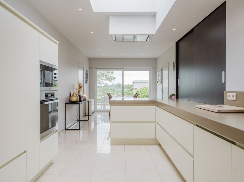 Deze uiterst verzorgde woning is gelegen in een bijzonder rustige en aangename woonwijk, op wandelafstand van het centrum van Gullegem. Liefhebbers va