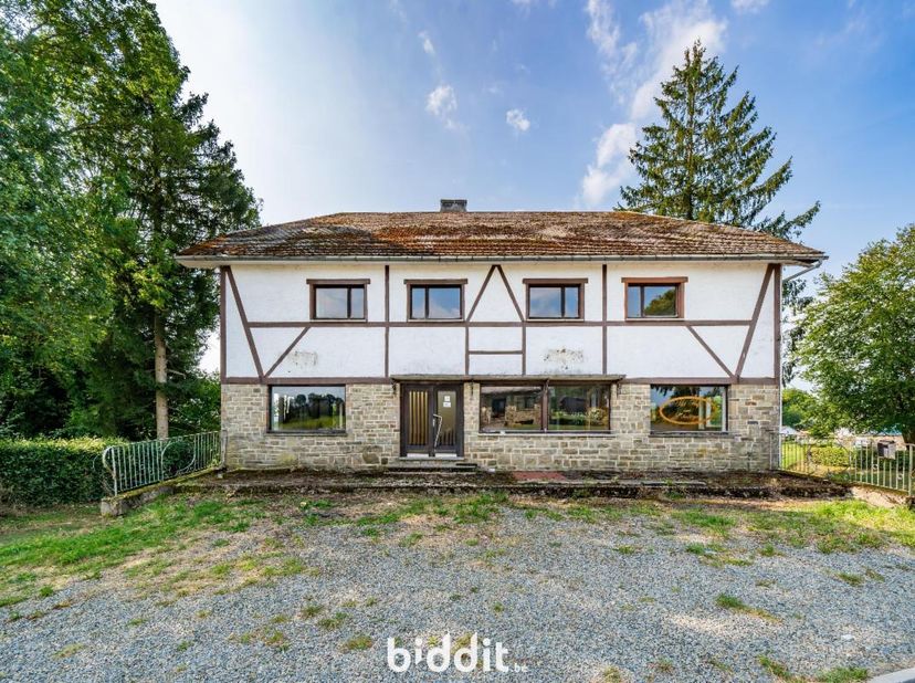 BÂTIMENT AVEC JARDIN<br />
<br />
Bâtiment à rénover avec jardin .<br />
<br />
Située à Amblève, cette maison de commerce offre un beau potentiel ave